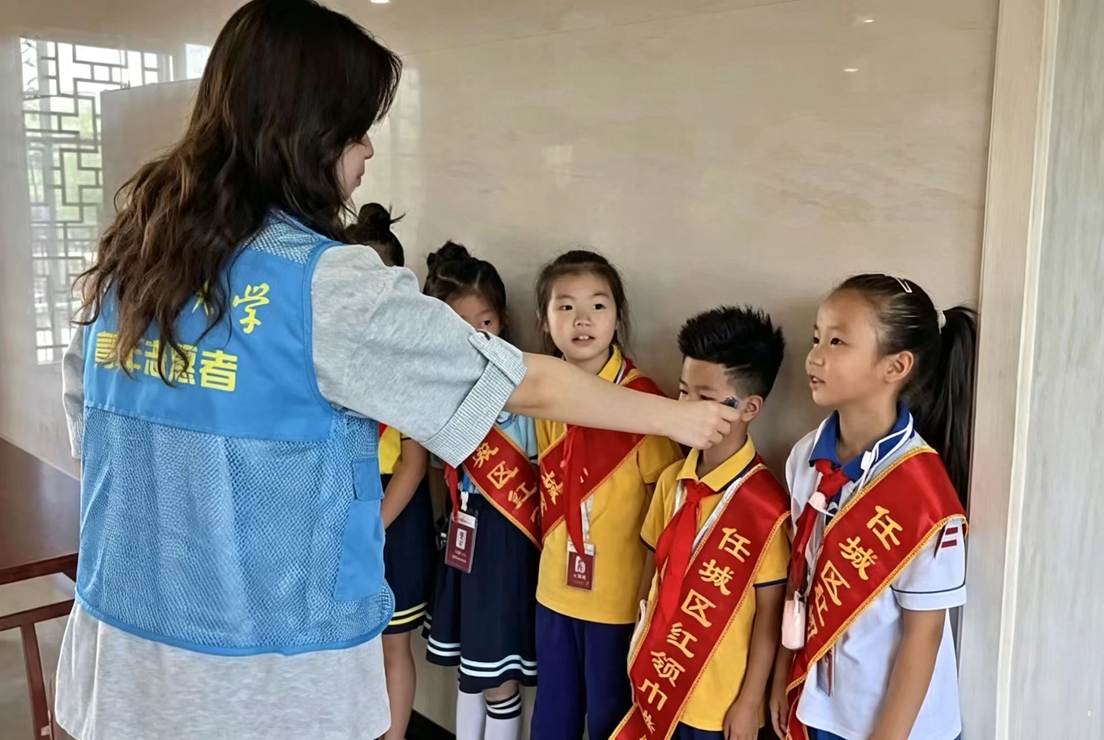 采访讲解员1